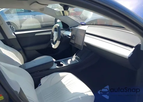 2024 Tesla Model Y Performance Dual Motor All-Wheel Drive z USA, uszkodzony, nr VIN 7SAYGDEF6RA286390